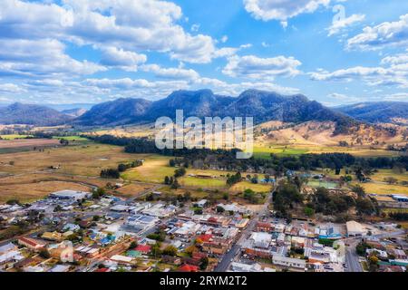 Remota cittadina agricola rurale di Gloucester, sulle cime panoramiche delle montagne di Barrington in Australia - paesaggio aereo. Foto Stock