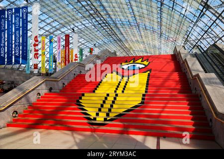 Logo della Fiera del libro su una scala nella sala di vetro della Fiera di Lipsia, Lipsia, Germania, Europa Foto Stock