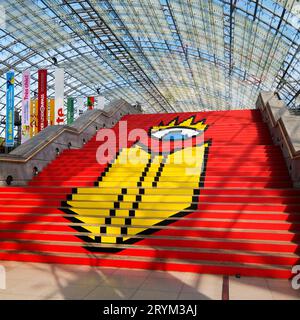 Logo della Fiera del libro su una scala nella sala di vetro della Fiera di Lipsia, Lipsia, Germania, Europa Foto Stock