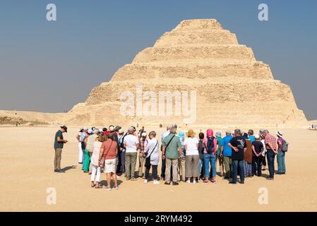 Un gruppo di turisti che visitano la piramide a gradoni di Djoser, Saqqara, Egitto Foto Stock