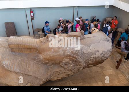 Statua colossale del faraone Ramses II al museo di Memphis, vicino al Cairo, in Egitto Foto Stock