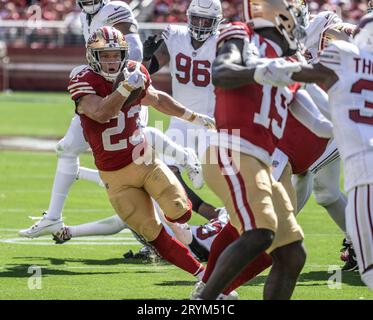 Santa Clara, Stati Uniti. 1 ottobre 2023. Il running back dei San Francisco 49ers Christian McCaffrey (23) smise contro gli Arizona Cardinals in rotta verso TD da 18 yard nel secondo quarto al Levi's Stadium di Santa Clara, California, domenica 1 ottobre 2023. Foto di Terry Schmitt/UPI credito: UPI/Alamy Live News Foto Stock