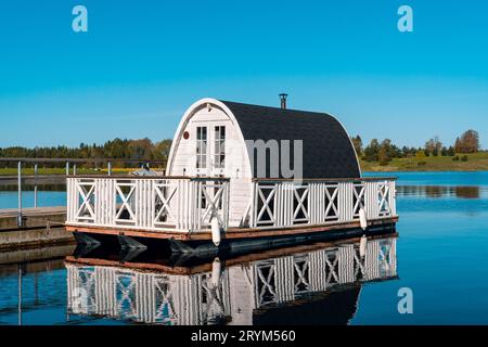 Sauna galleggiante o bagno turco sull'acqua del lago Foto Stock