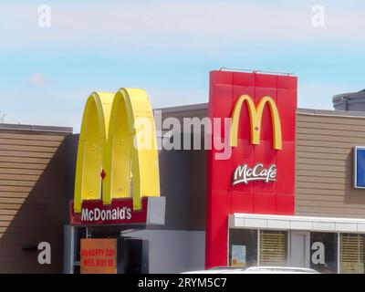 Okotoks, Alberta, Canada. 7 maggio 2023. Un primo piano di un cartello del McDonald's per il fast food. Foto Stock