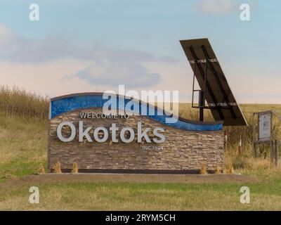 Calgary, Alberta, Canada. 7 maggio 2023. Un cartello di benvenuto per la città di Okotoks. Una città nella regione di Calgary, Alberta, Canada. io Foto Stock