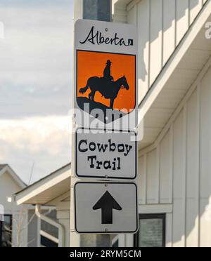 Okotoks, Alberta, Canada. 7 maggio 2023. Un'indicazione per il Cowboy Trail, una stretta fascia di foreste miste e praterie, un'ampia varietà Foto Stock