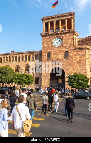 I pedoni che attraversano la strada, Piazza della Repubblica, Erevan Foto Stock