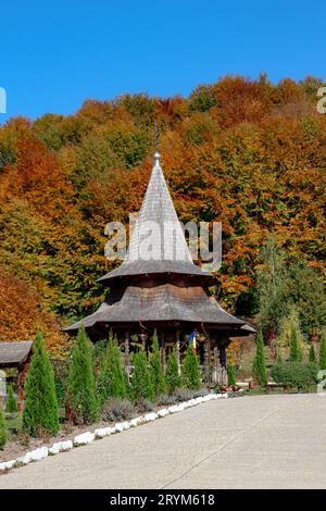 Monastero di Bârsana, un monastero ortodosso in legno intagliato alla fine della strada situato nel comune di Bârsana, contea di Maramureș Foto Stock