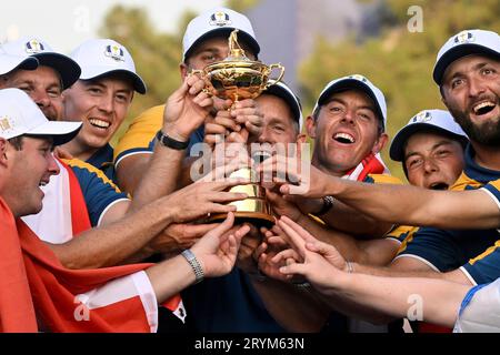 Roma, Italia. 1 ottobre 2023. Il capitano del Team Europe Luke Donald e i giocatori festeggiano la vittoria della Ryder Cup 2023 al Marco Simone Golf and Country Club di Roma, (Italia), 1 ottobre 2023. Crediti: Insidefoto di andrea staccioli/Alamy Live News Foto Stock