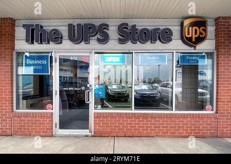 Calgary, Alberta, Canada. 9 maggio 2023. L'ingresso principale dell'UPS Store. Foto Stock