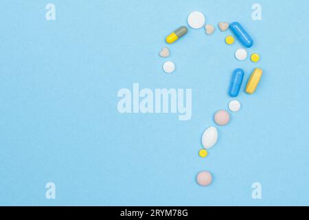 Pillole e capsule diverse sotto forma di un segno di punto interrogativo. Foto Stock