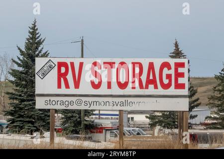 Calgary, Alberta, Canada. 11 maggio 2023. Un cartello per il deposito di camper. Foto Stock