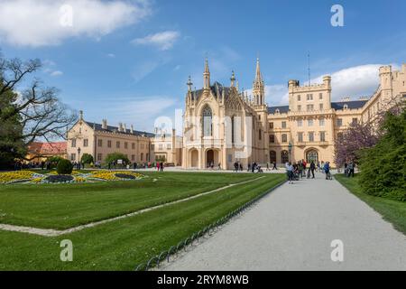 Castello di Lednice con splendidi giardini con fiori, Repubblica Ceca Foto Stock