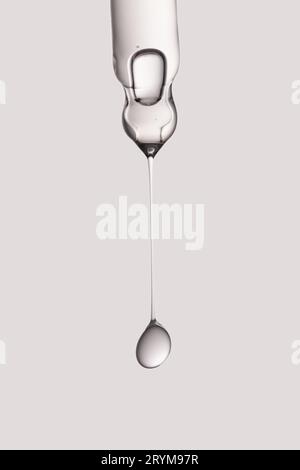 Pipettare con siero, gel, olio o altro prodotto cosmetico. Foto Stock