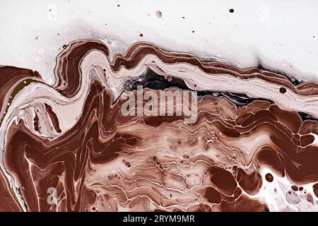 Liquido acrilico art. Onde marroni e macchie su vernice bianca che scorre. Sfondo o trama di marmo astratto Foto Stock