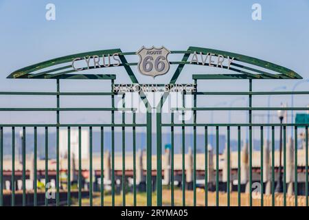 Primo piano del cancello del Cyrus Avery Memorial Bridge in Oklahoma Foto Stock