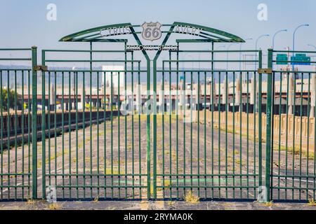 Primo piano del cancello del Cyrus Avery Memorial Bridge in Oklahoma Foto Stock