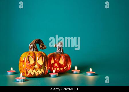 Sfondo creativo di Halloween con zucche in ceramica fai da te, lanterna jack e candele Foto Stock
