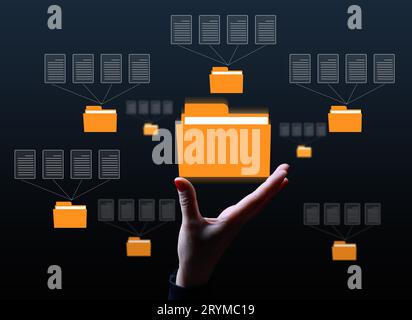 Una mano femminile e icone virtuali di cartelle e file, un concetto di organizzazione e archiviazione dei dati, gestione remota dei dati, pape Foto Stock