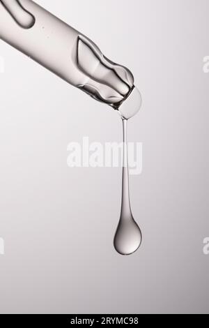 Pipettare con siero, gel, olio o altro prodotto cosmetico. Foto Stock