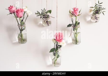 I vecchi vasi di vetro vengono riutilizzati come vasi di fiori. Decorazioni naturali fai da te. Elementi Feng shui. Decorazioni nuziali Foto Stock