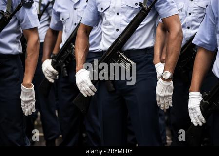 Salvador, Bahia, Brasile - 7 settembre 2023: I soldati dell'aeronautica militare tengono un fucile durante le celebrazioni per l'indipendenza brasiliana nella città di Salvador, B. Foto Stock