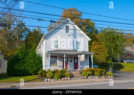 Edifici commerciali storici sulla Boston Post Road nel King Philip Historic District nel centro della città di Sudbury, Massachusetts, Stati Uniti. Foto Stock
