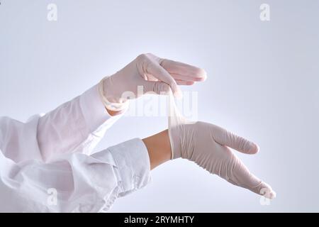 L'operatore medico indossa guanti in lattice. Foto Stock