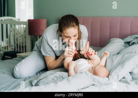 La giovane mamma rossa felice si sta divertendo Foto Stock