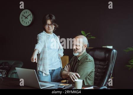 Padre che rifiuta di acquistare beni online per la figlia, in particolare nel contesto del controllo della sua scelta di abbigliamento. Padre-figlia relati Foto Stock