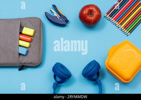 Pranzo al sacco, matite colorate, una mela, cuffie, astuccio per mela e matita con pennarelli colorati Foto Stock