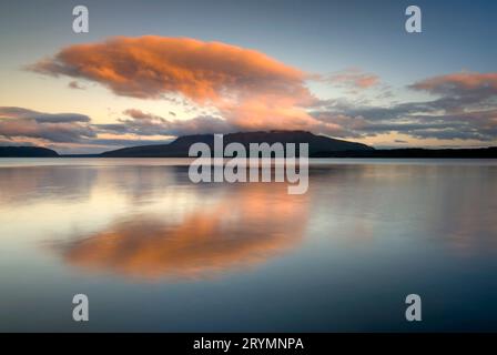 I soli ultimi raggi sul Monte Tarawera si riflettono nel lago. Sunset, Lago Tarawera, Rotorua, nuova Zelanda Foto Stock