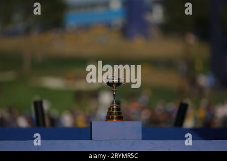 Roma, Italia. 10 maggio 2022. Roma, Italia 01.10.2023: Il trofeo prima della cerimonia di premiazione alla RYDER CUP 2023 al Marco Simone Golf Country Club di Guidonia Montecelio, Roma Credit: Independent Photo Agency/Alamy Live News Foto Stock