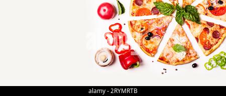 Selezione di pezzi assortiti di pizza su sfondo bianco e ingredienti. Pepperoni, Vegetarian e Seafood Pizza Foto Stock
