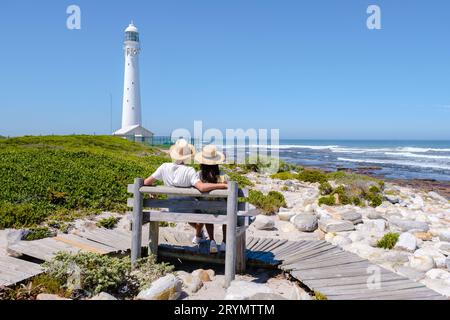 Coppia di uomini e donne che visitano il faro di Slangkop Kommetjie città del Capo Sudafrica Foto Stock