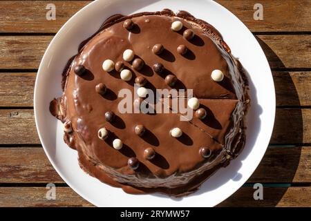 Crostata di cioccolato fatta in casa con palle di cioccolato Foto Stock