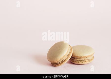 Biscotti di macaron francesi con gusti di caffè. Concetto gastronomico per le vacanze con spazio fotocopie Foto Stock