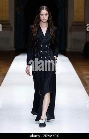 Parigi, Frankreich. 30 settembre 2023. YOHJI YAMAMOTO sfilata Primavera/Estate 2024 durante la settimana della moda di Parigi - Parigi; Francia 30/09/2023 credito: dpa/Alamy Live News Foto Stock