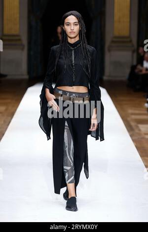 Parigi, Frankreich. 30 settembre 2023. YOHJI YAMAMOTO sfilata Primavera/Estate 2024 durante la settimana della moda di Parigi - Parigi; Francia 30/09/2023 credito: dpa/Alamy Live News Foto Stock