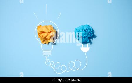 Il concetto di ispirazione con nuove idee, la ricerca di soluzioni creative, fogli di carta sgualciti sotto forma di palle su A. Foto Stock