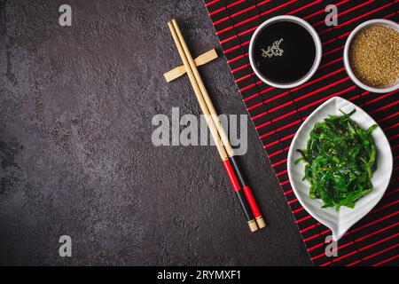 Insalata di alghe Chuka, cucina giapponese. Tavolo asiatico giapponese Foto Stock