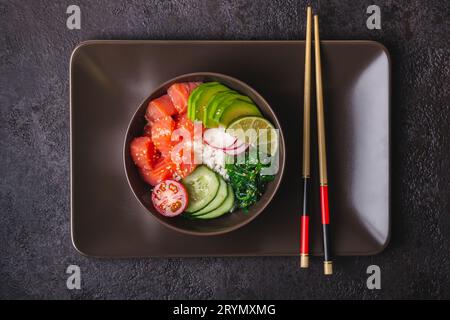 Insalata di pollo al salmone hawaiano con riso, verdure e alghe marine Foto Stock