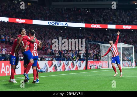 Madrid, Spagna. 1 ottobre 2023. I giocatori dell'Atletico de Madrid celebrano un gol durante una partita di calcio tra l'Atletico de Madrid e il Cadice CF a Madrid, Spagna, 1° ottobre 2023. Crediti: Gustavo Valiente/Xinhua/Alamy Live News Foto Stock