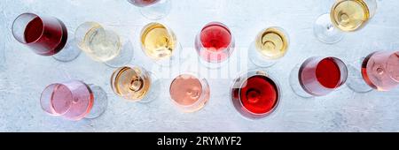 Bicchieri di vino in un panorama di degustazione. Vini rosa, rossi e bianchi Foto Stock