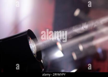 Faretti da tavolo a LED con raggi bianchi e fumo. Messa a fuoco selettiva. Foto Stock