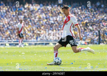 Buenos Aires, Argentina. 1 ottobre 2023. Ignacio Fernandez del River Plate è visto in azione durante una partita tra il Boca Juniors e il River Plate come parte della Copa de la Liga Profesional 2023 all'Estadio Alberto J. Armando di Buenos Aires. Punteggio finale: Boca Juniors(0) V River Plate(2) credito: SOPA Images Limited/Alamy Live News Foto Stock