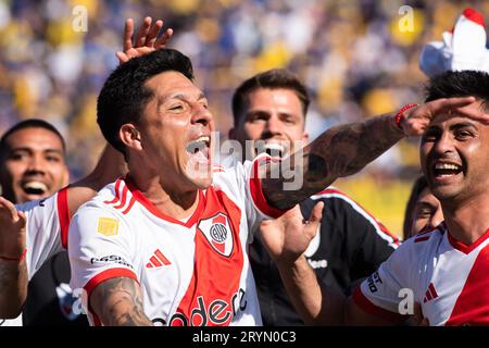 Buenos Aires, Argentina. 1 ottobre 2023. Enzo Pérez (C) del River Plate festeggia con i compagni di squadra dopo aver vinto la partita tra il Boca Juniors e il River Plate come parte della Copa de la Liga Profesional 2023 all'Estadio Alberto J. Armando di Buenos Aires. Punteggio finale: Boca Juniors(0) V River Plate(2) credito: SOPA Images Limited/Alamy Live News Foto Stock