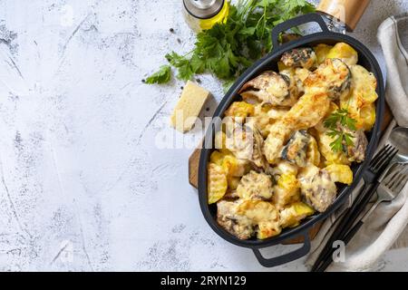 Sgombro al forno con patate e formaggio su un piano in marmo. Foto Stock