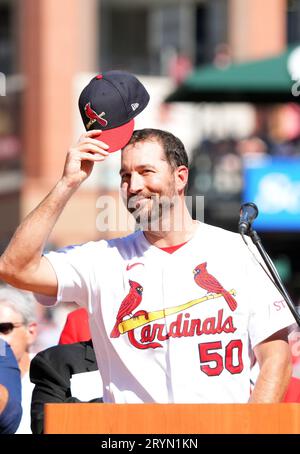 St Louis, Stati Uniti. 5 ottobre 2023. St Il lanciatore dei Louis Cardinals Adam Wainwright riconosce i tifosi mentre tiene il suo discorso di ritiro prima di una partita contro i Cincinnati Reds al Busch Stadium di St Louis domenica 1 ottobre 2023. Wainwright lanciò tutta la sua carriera di 18 anni con il St. Louis e raggiunse la sua 200a vittoria in carriera il 18 settembre 2023. Foto di Bill Greenblatt/UPI credito: UPI/Alamy Live News Foto Stock