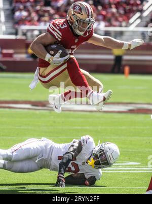 Santa Clara, Stati Uniti. 1 ottobre 2023. Il running back dei San Francisco 49ers Christian McCaffrey (23) balza su un giocatore degli Arizona Cardinals in rotta verso un TD da 18 yard nel secondo quarto al Levi's Stadium di Santa Clara, California, domenica 1 ottobre 2023. Foto di Terry Schmitt/UPI credito: UPI/Alamy Live News Foto Stock